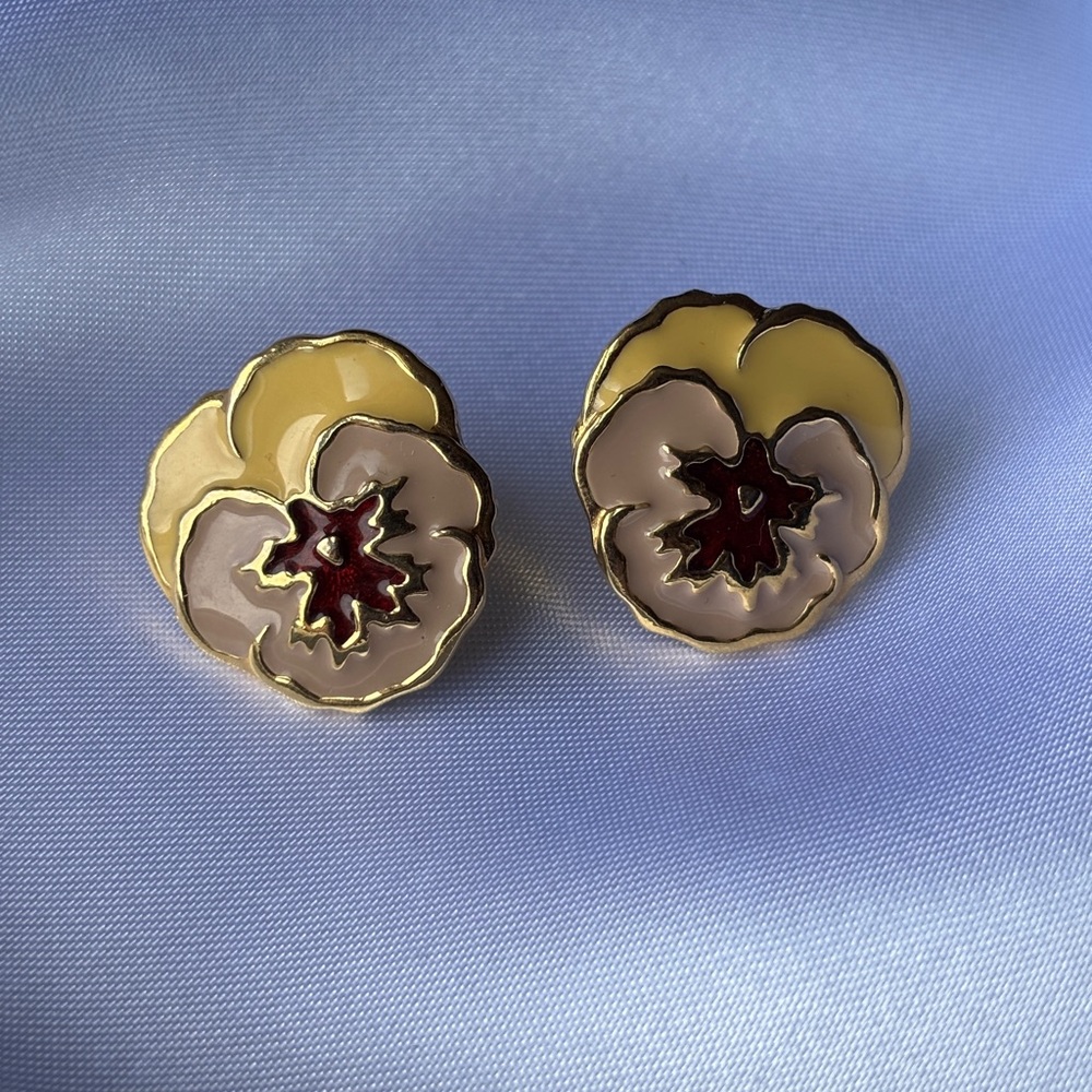 Vintage Avon 1990s “Full Bloom” Pansy Flower Gold Tone Enamel Earrings - Picture 1 of 11
